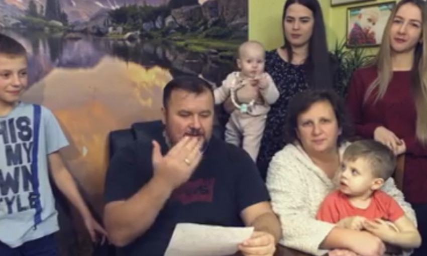 Многодетная семья из Николаева дарит свой микроавтобус Президенту Украины петру Порошенко