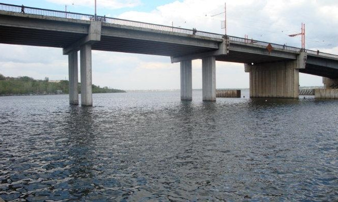 На Ингульском мосту начались ямочные ремонтные работы, движение перекрыто не будет