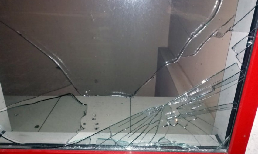 В Николаеве парень со злости ногой разбил витрину аптеки после ссоры с любимой
