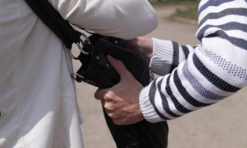 В Николаеве жертва в суде опознала военного, который приставил ей к голове пистолет и забрал сумку