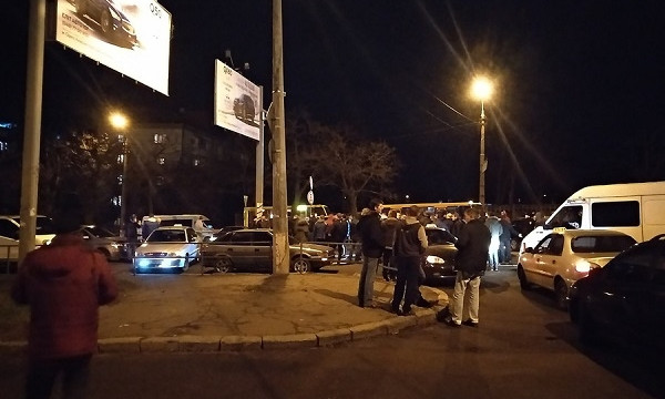 Николаевские таксисты час блокировали движение на Варваровском мосту, требуя ареста виновника смертельного ДТП