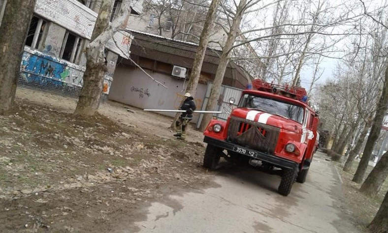Жители Николаева жалуются на заброшенное здание, где бездомные  регулярно устраивают пожары