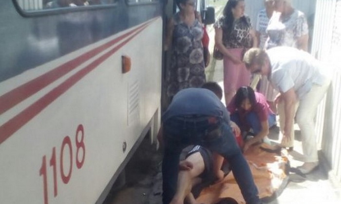 В Николаеве из трамвая выпал пьяный пассажир