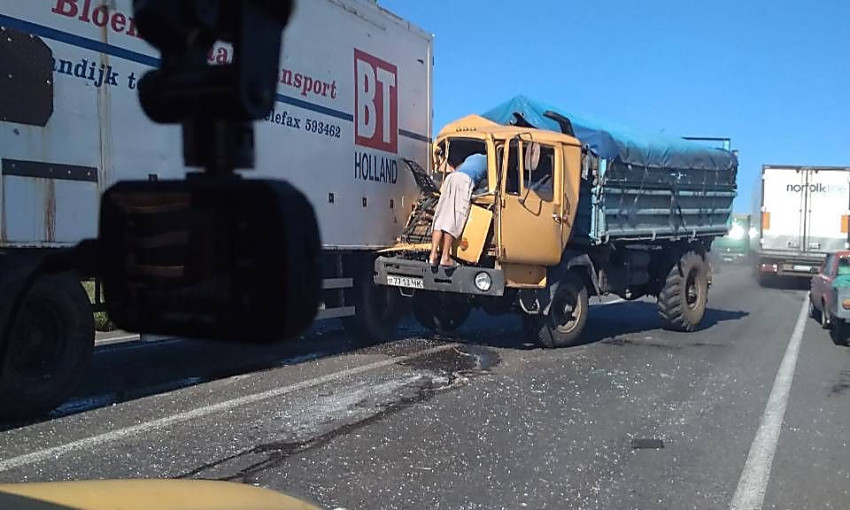 Под Николаевом столкнулись два грузовика – пострадавших нет