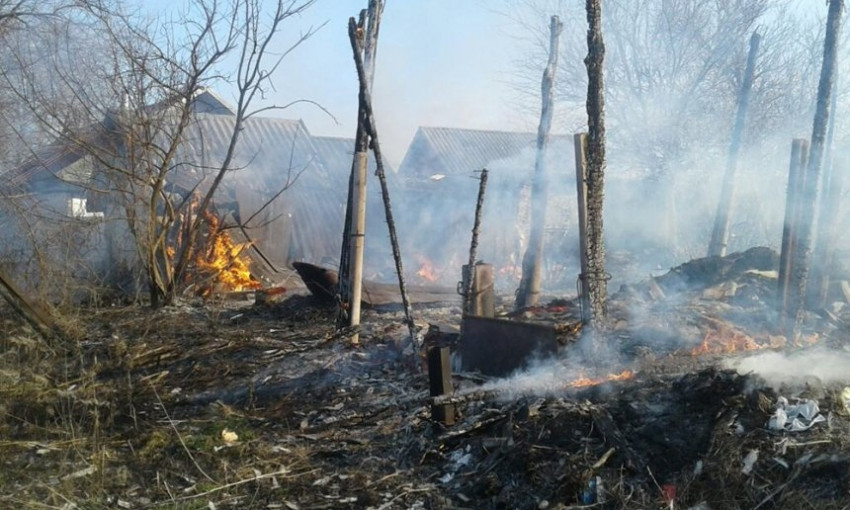 На Николаевщине местный житель вместе с мусором сжег сарай, сеновал и камыш