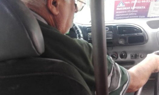 В Николаеве водитель маршрутки отказался везти со скидкой школьников без ученических билетов 