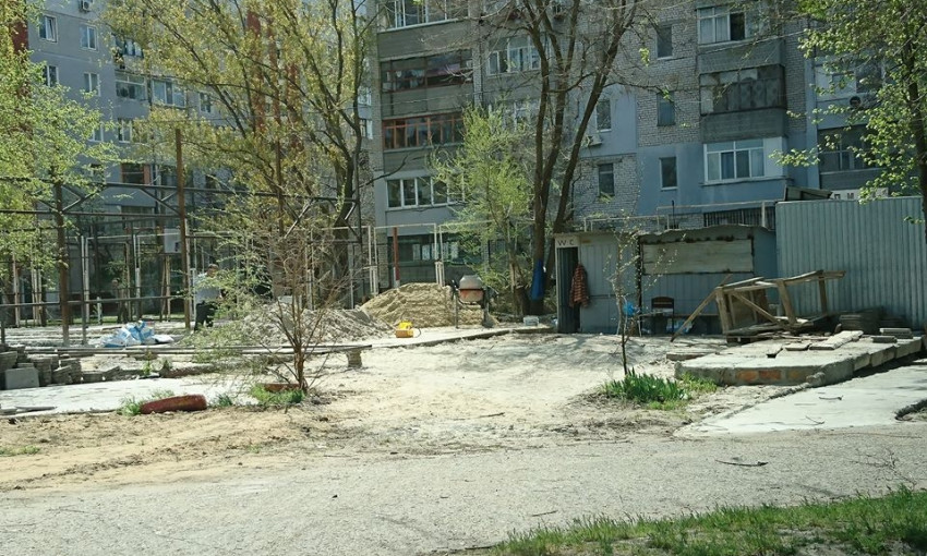 Николаевцы возмущены: на Новобугской прямо на детской площадке строят кафе