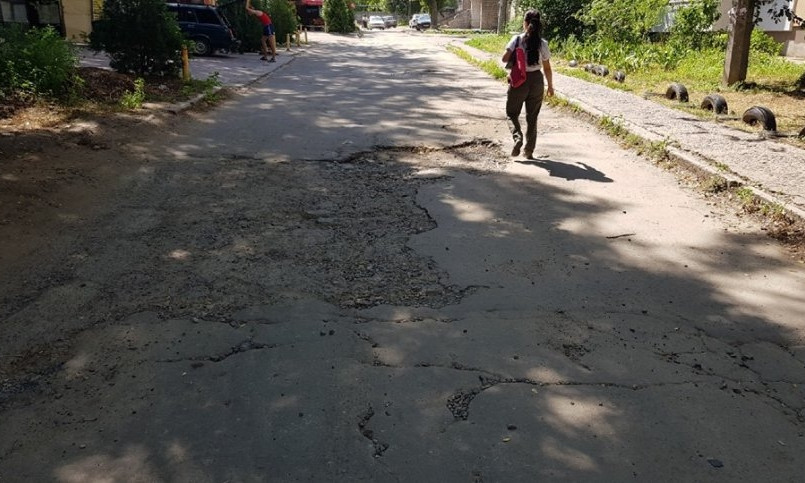 Жители Ингульского района  просят отремонтировать им дорогу