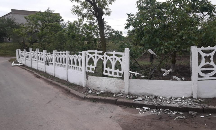 На Николаевщине вандалы разбили школьный забор