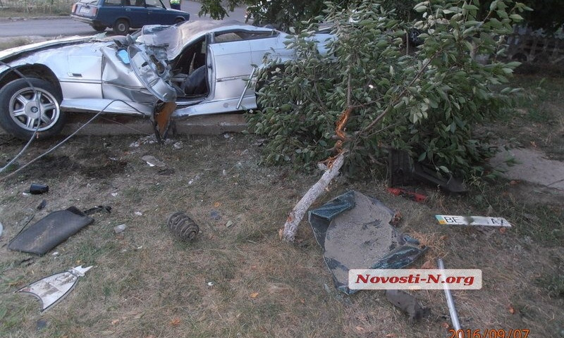 На Николаевщине BMW врезался в опору ЛЭП — водитель погиб на месте