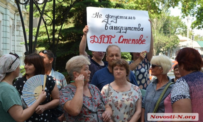 Жители села на Николаевщине пикетируют прокуратуру: требуют уберечь их предприятие от захвата