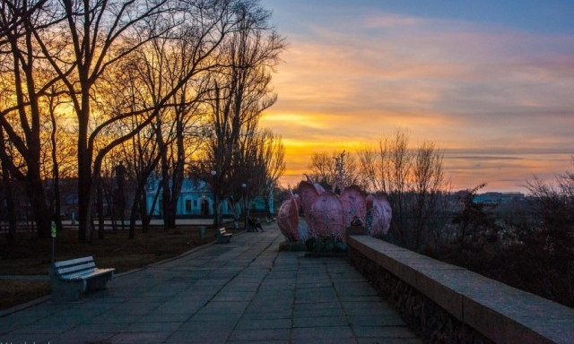 Главного архитектора Николаева просят убрать розовую "капусту" с набережной