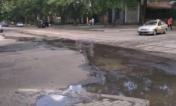 Проблема городского масштаба: на многих улицах города течет канализация