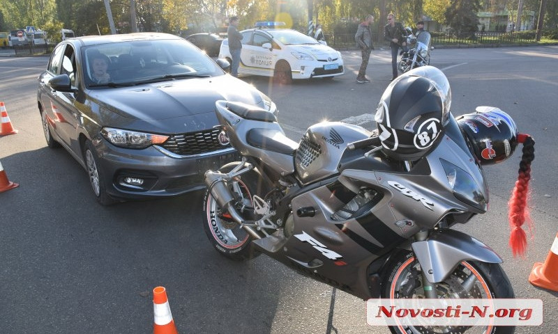 В Николаеве автомобиль врезался в мотоцикл