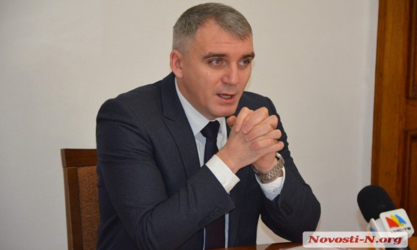 У мэра Николаева Александра Сенкевича зарплата порядка 24 тысяч гривен и его семью на сегодняшний день обеспечивает супруга