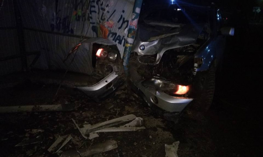 Водитель BMW в Новом Буге сбил пешехода и врезался в остановку