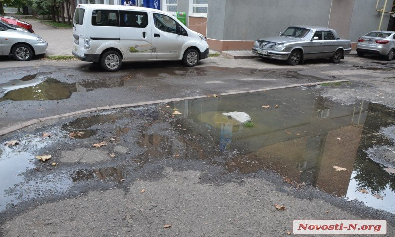 В центре Николаева возле горсовета прорвало канализацию