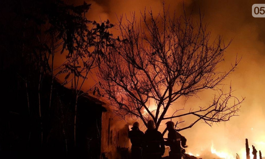 В Заводском районе масштабный пожар, горит дом