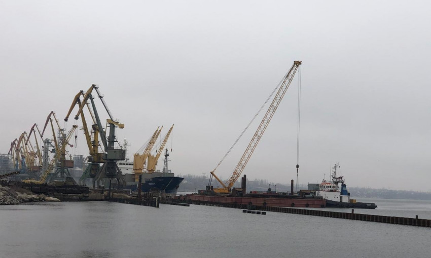 На подходном канале Николаевского морского порта начали эксплуатационное дноуглубление