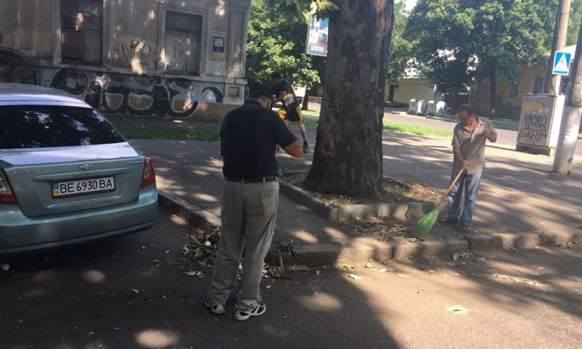 Безработные очистили от мусора пешеходные зоны на Спасской и Лягина