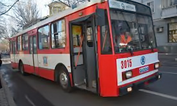 В Николаеве несовершеннолетний пострадал от удара током при выходе из троллейбуса, возбуждено уголовное дело