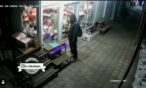 В Николаеве у продавщицы неизвестный похитил телефон, когда та задремала 