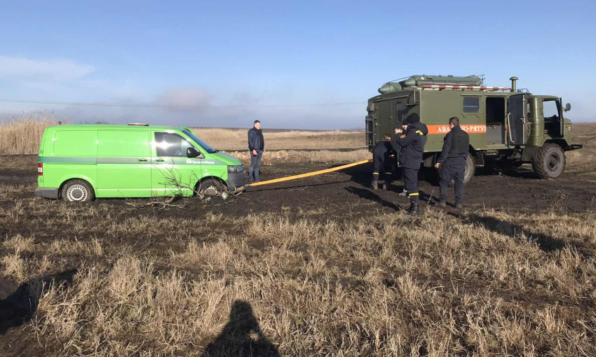 На Николаевщине микроавтобус застрял на бездорожье: помогли спасатели