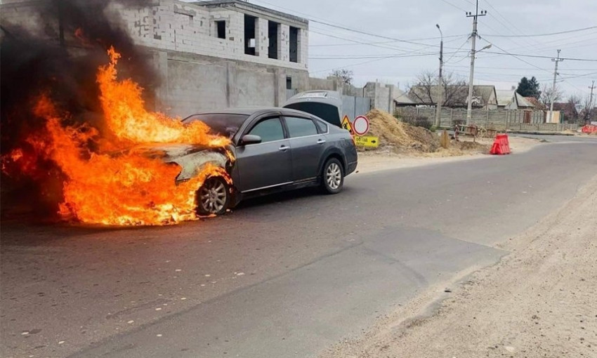 В Николаеве на полном ходу загорелся автомобиль
