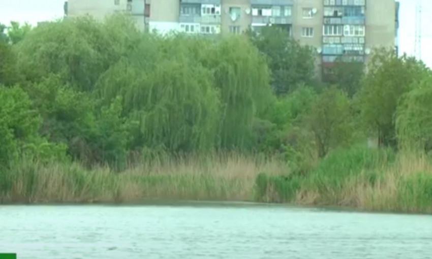 Жители Николаевщины своими силами зарыбляют фрегатовское озеро (видео)
