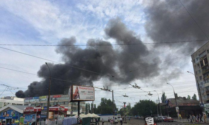 На рынке «Колос» в Николаеве произошел пожар — горели деревянные ящики