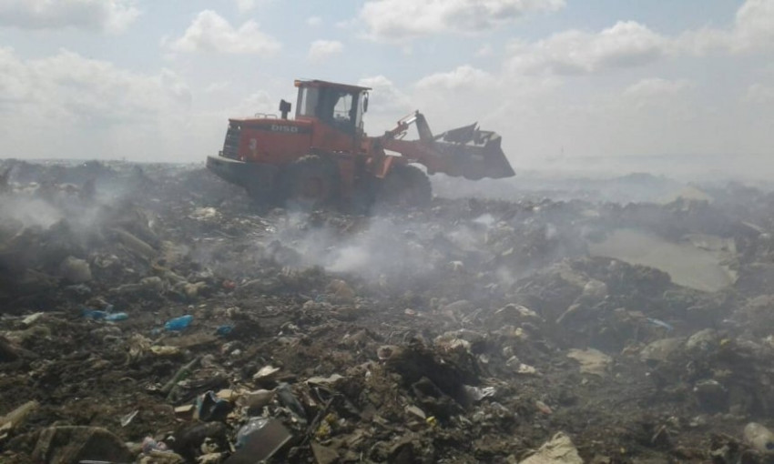 В Вознесенском районе  более суток горит полигон твердых отходов