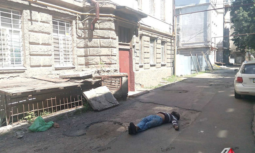Ночью в центре Николаева умер мужчина – тело забрали только ближе к обеду 18+