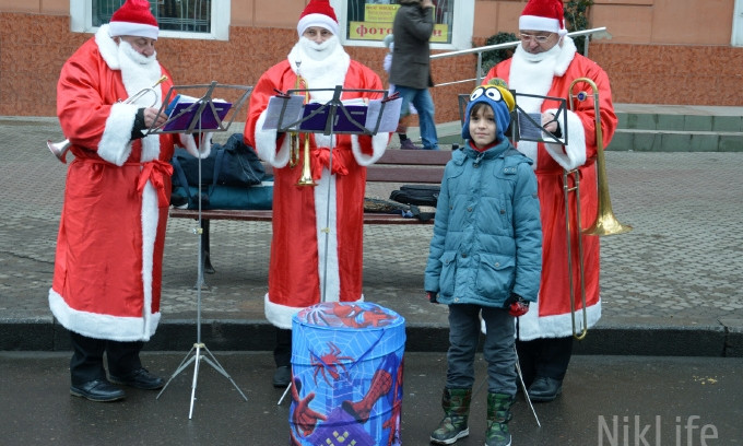 В Николаеве "Деды Морозы" устроили концерт для жителей города