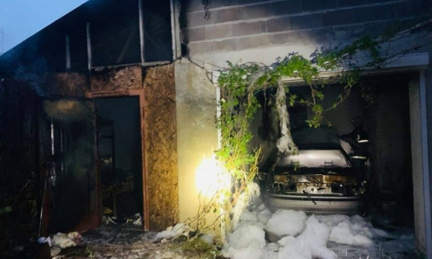 В центре Николаева горел гараж - «Тойота» полностью сгорела