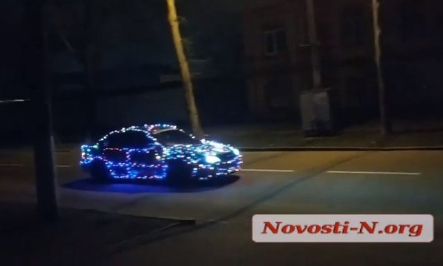 В новогодние праздники на улицах Николаева появились «автомобили-гирлянды»