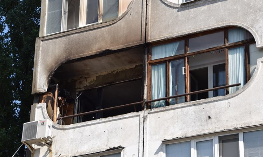 На Центральном проспекте загорелся балкон многоэтажного жилого дома, есть пострадавшие