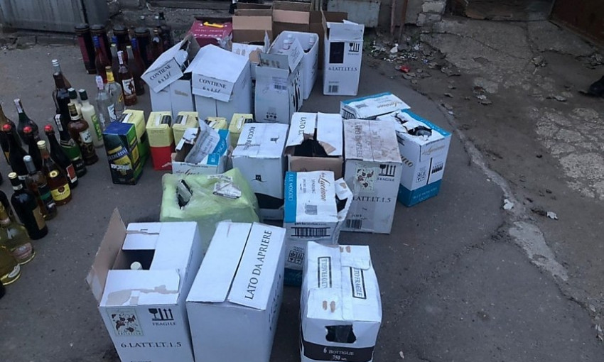 В Николаеве у предпринимателя изъяли более 300 бутылок поддельного элитного алкоголя