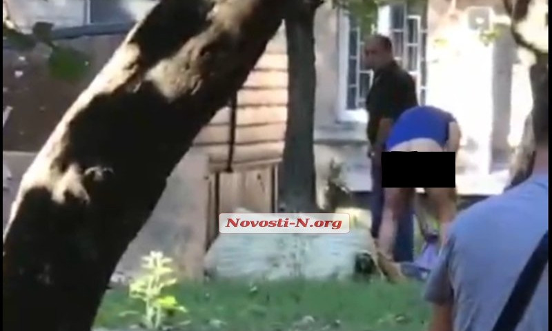 В Николаеве средь бела дня на детской площадке пьяный мужчина вытирал грязный зад