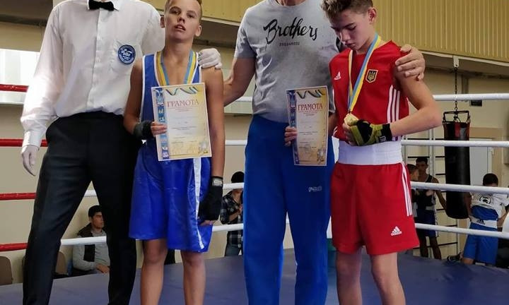 Николаевские спортсмены завоевали 13 медалей на чемпионате города по боксу среди школьников