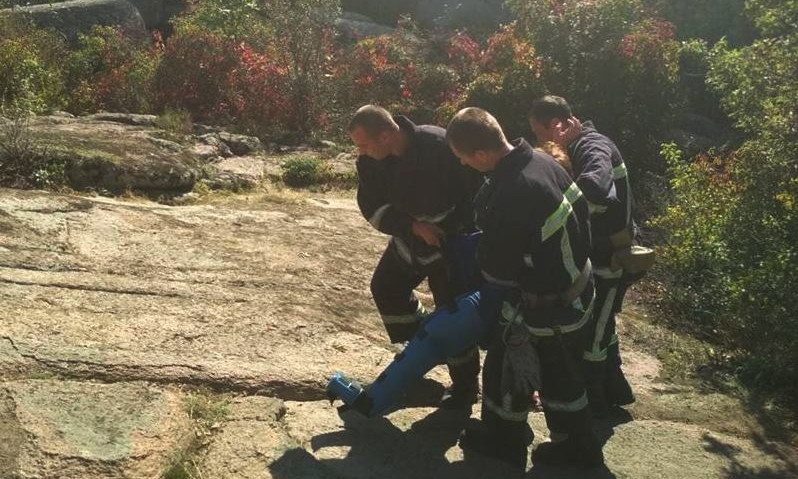 Спасатели оказали помощь женщине, сломавшей ногу на крутом склоне
