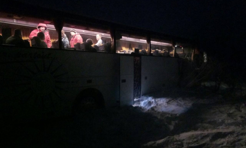 На Николаевщине ночью пассажирский автобус застрял в сугробах