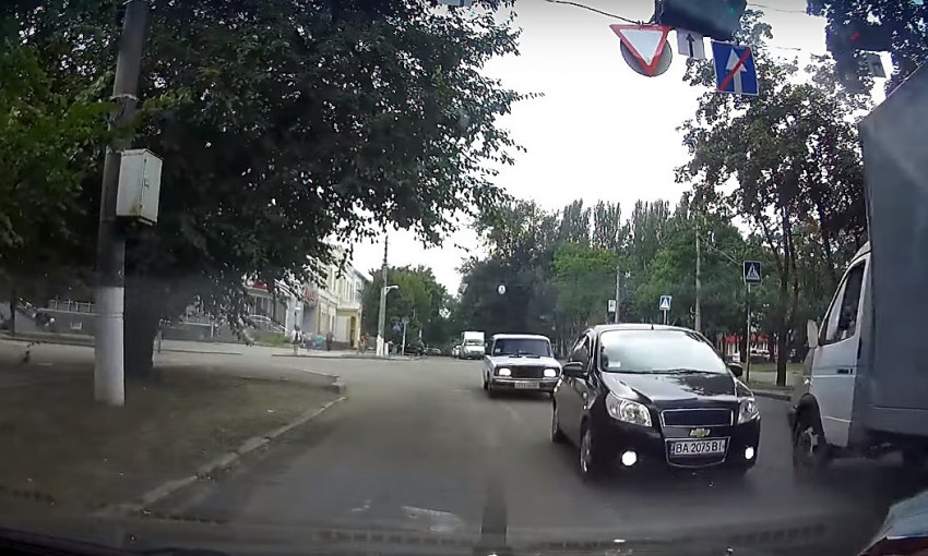 В Николаеве два водителя один за другим «выскочили» на улицу с односторонним движением и поехали по «встречке»