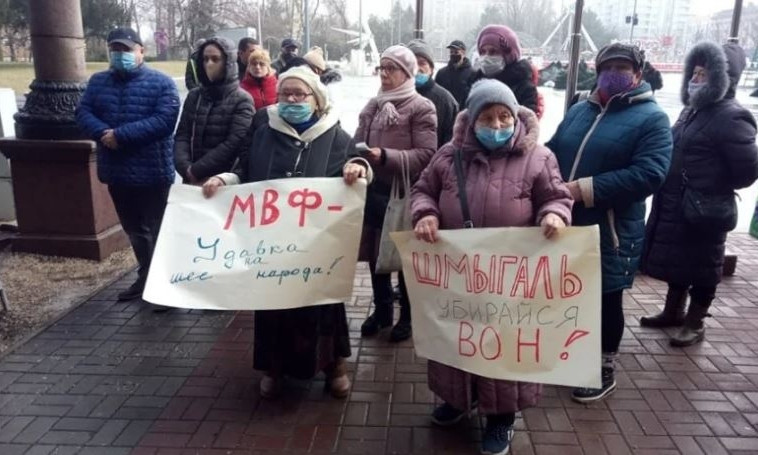 Возле Николаевского горсовета собрались протестующие с лозунгом «Шмыгаль, убирайся вон»