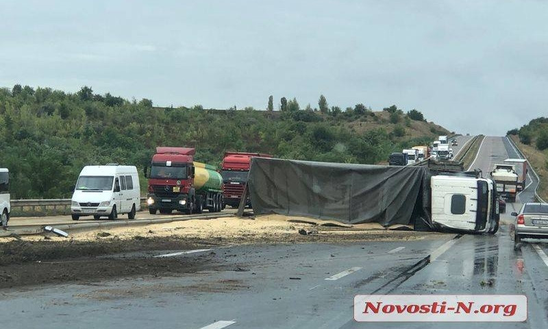 На границе Николаевской области перевернулся грузовик с зерном
