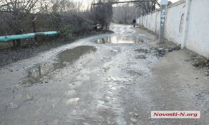 Николаевский областной сборный пункт по улице Рыбной сливает канализацию прямо на тротуар