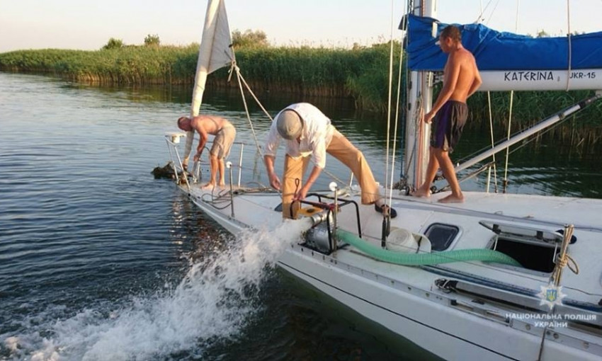 Николаевская полиция на воде спасли пассажиров и членов экипажа яхты «Катерина»  с поврежденными днищем и килем