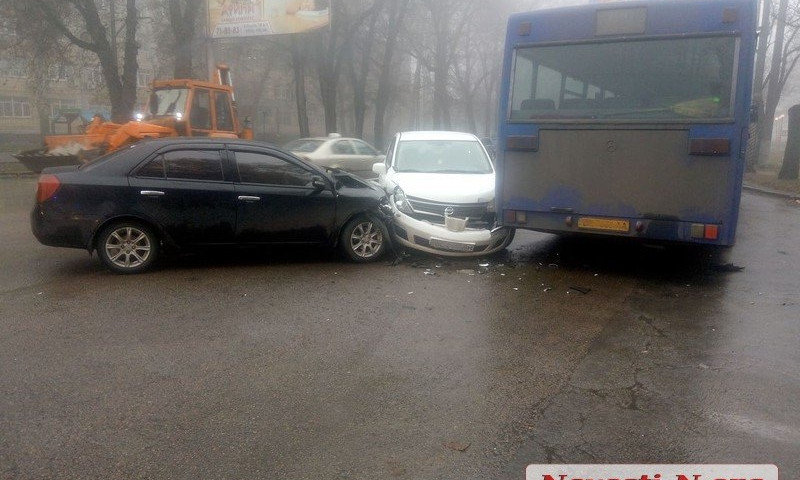 На Богоявленском проспекте авария с участием автобуса и двух автомобилей, есть пострадавшие