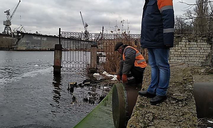 Возле Ингульского моста на ливневую канализацию установили сетку для сбора мусор