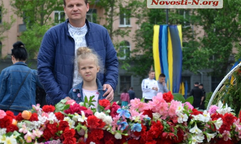 Жители Николаева продолжают нести цвету в Вечному огню и Мемориалу «ольшанцам»