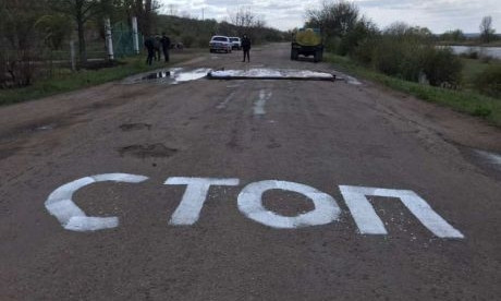 В Вознесенском районе перекрыли дороги и установили дезинфектор для автомобилей
